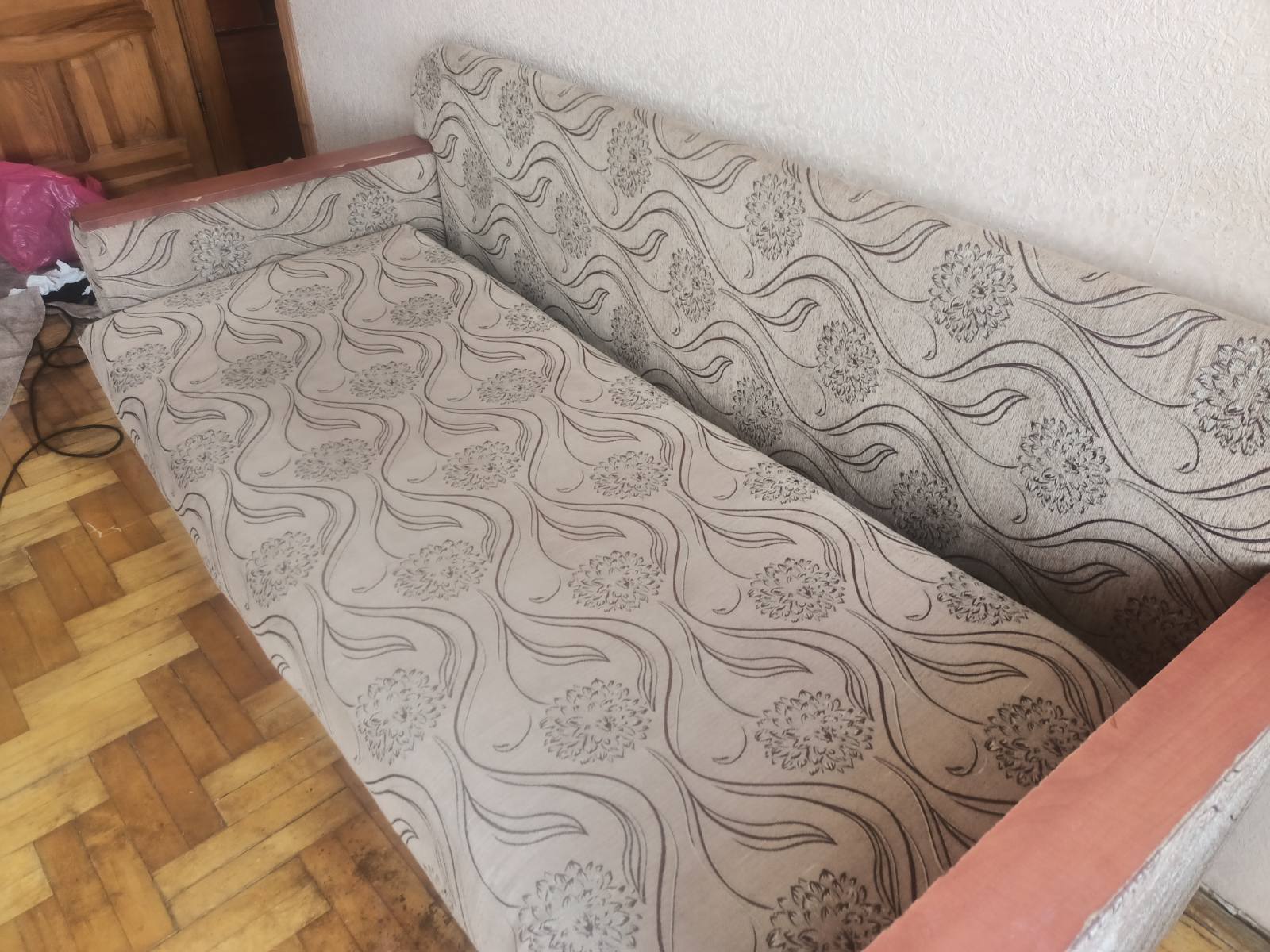 Диван після глибокої чистки